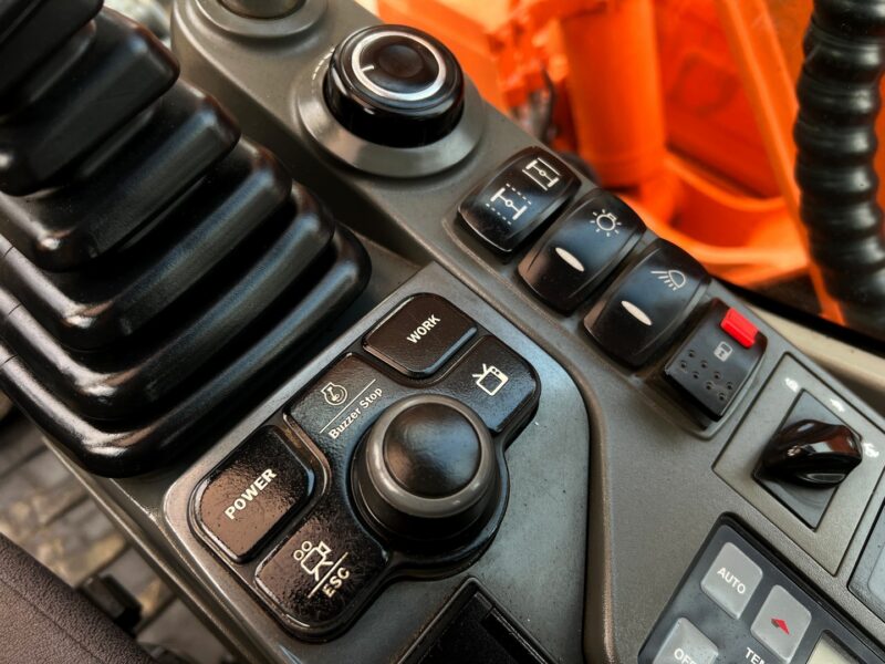 DOOSAN DX140W (16)