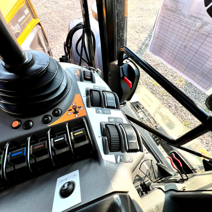 Fastrac 4220(13)JPG