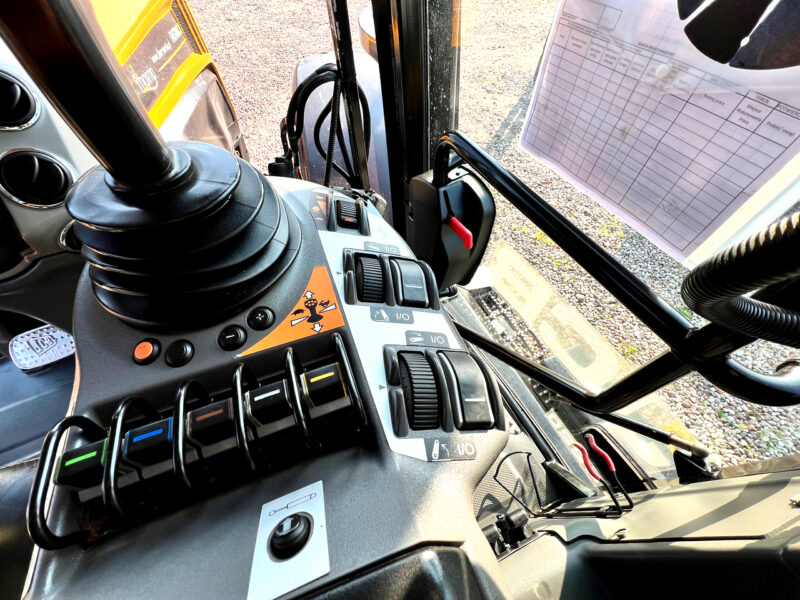 Fastrac 4220(13)JPG