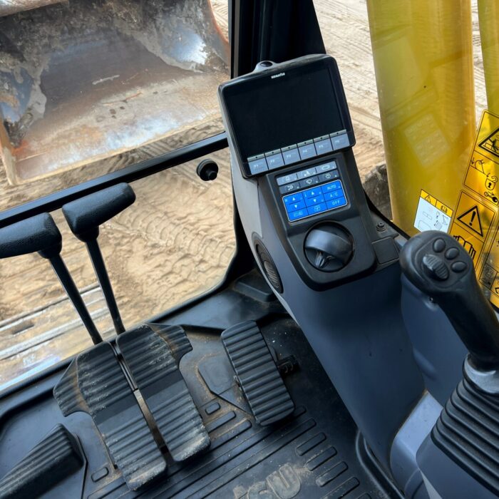 Komatsu 210 SKU878 (1)