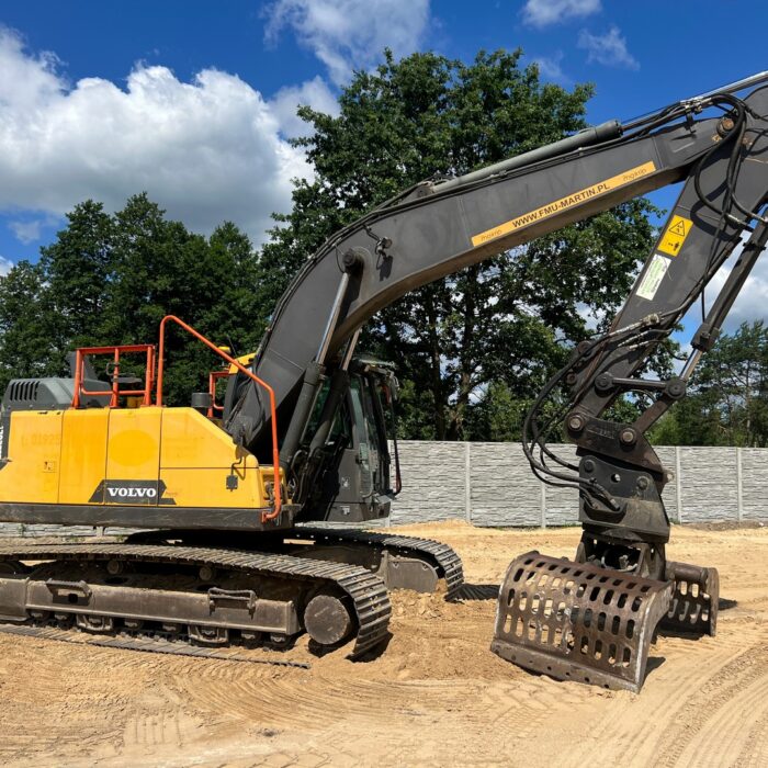 VOLVO EC220 (10)