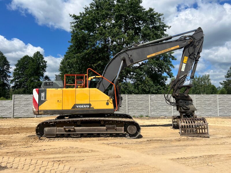 VOLVO EC220 (16)