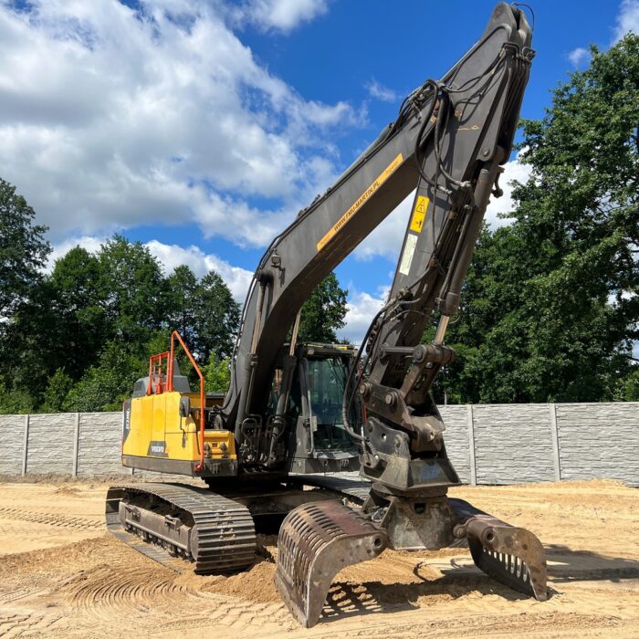 VOLVO EC220 (2)