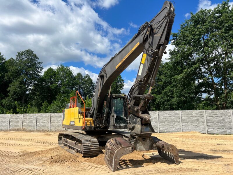 VOLVO EC220 (2)