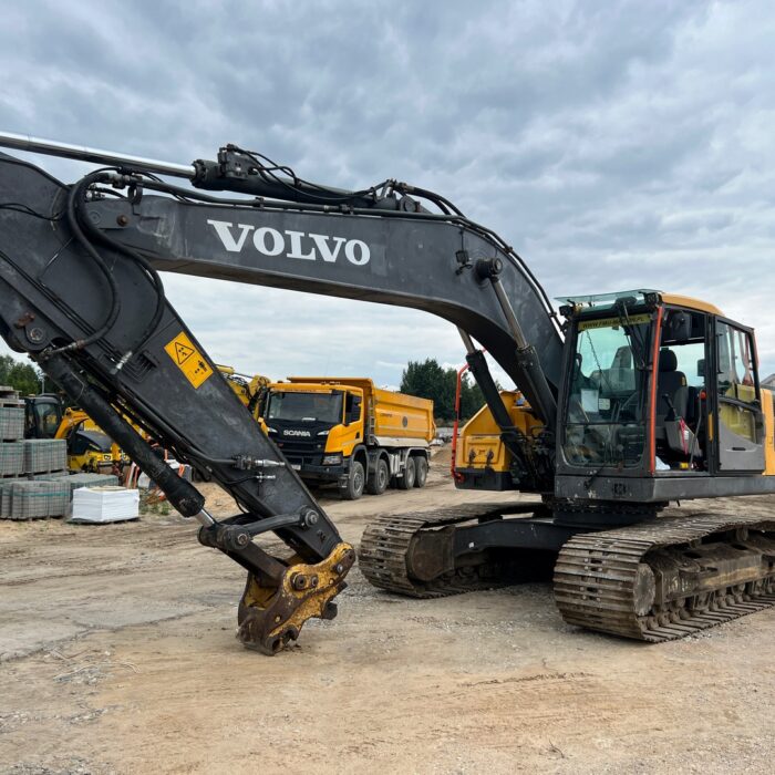 VOLVO EC220EL (2)