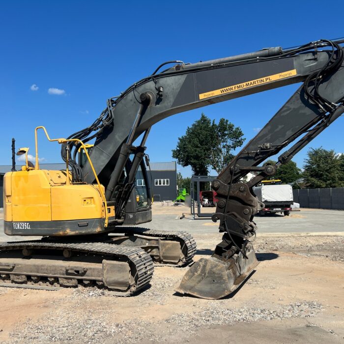 VOLVO ECR235 (2)