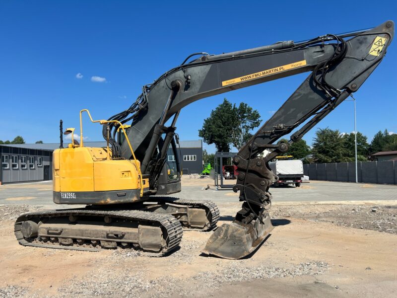 VOLVO ECR235 (2)