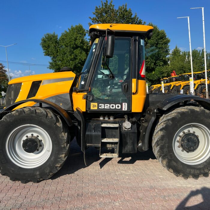 JCB FASTRAC 3200 PLUS (2)