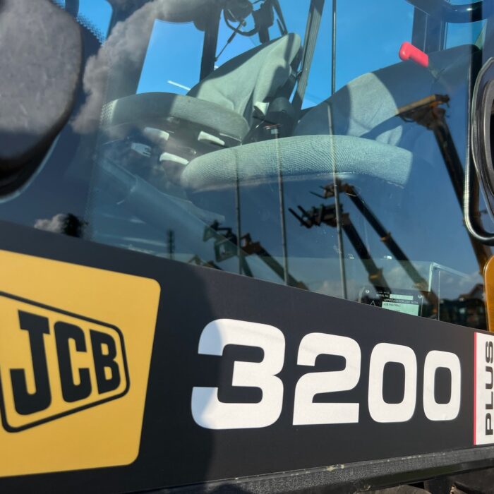 JCB FASTRAC 3200 PLUS (9)