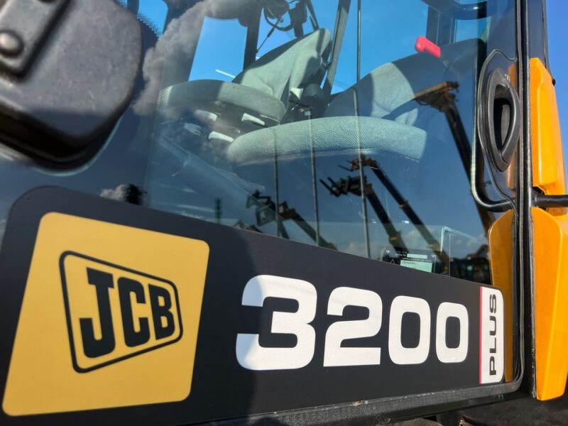 JCB FASTRAC 3200 PLUS (9)