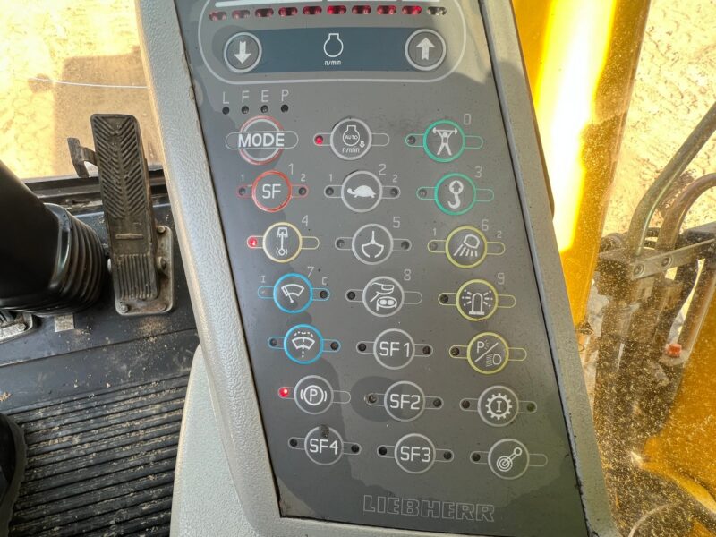 Liebherr A900CZW(12)