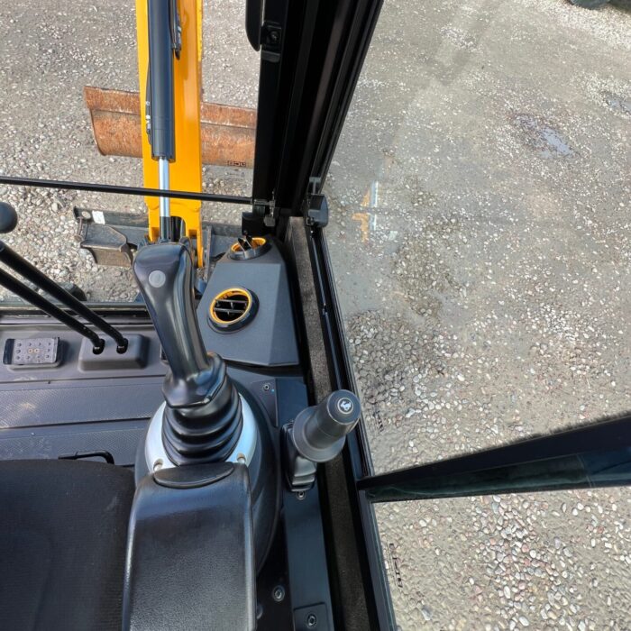 JCB 16C-1(10)JPG