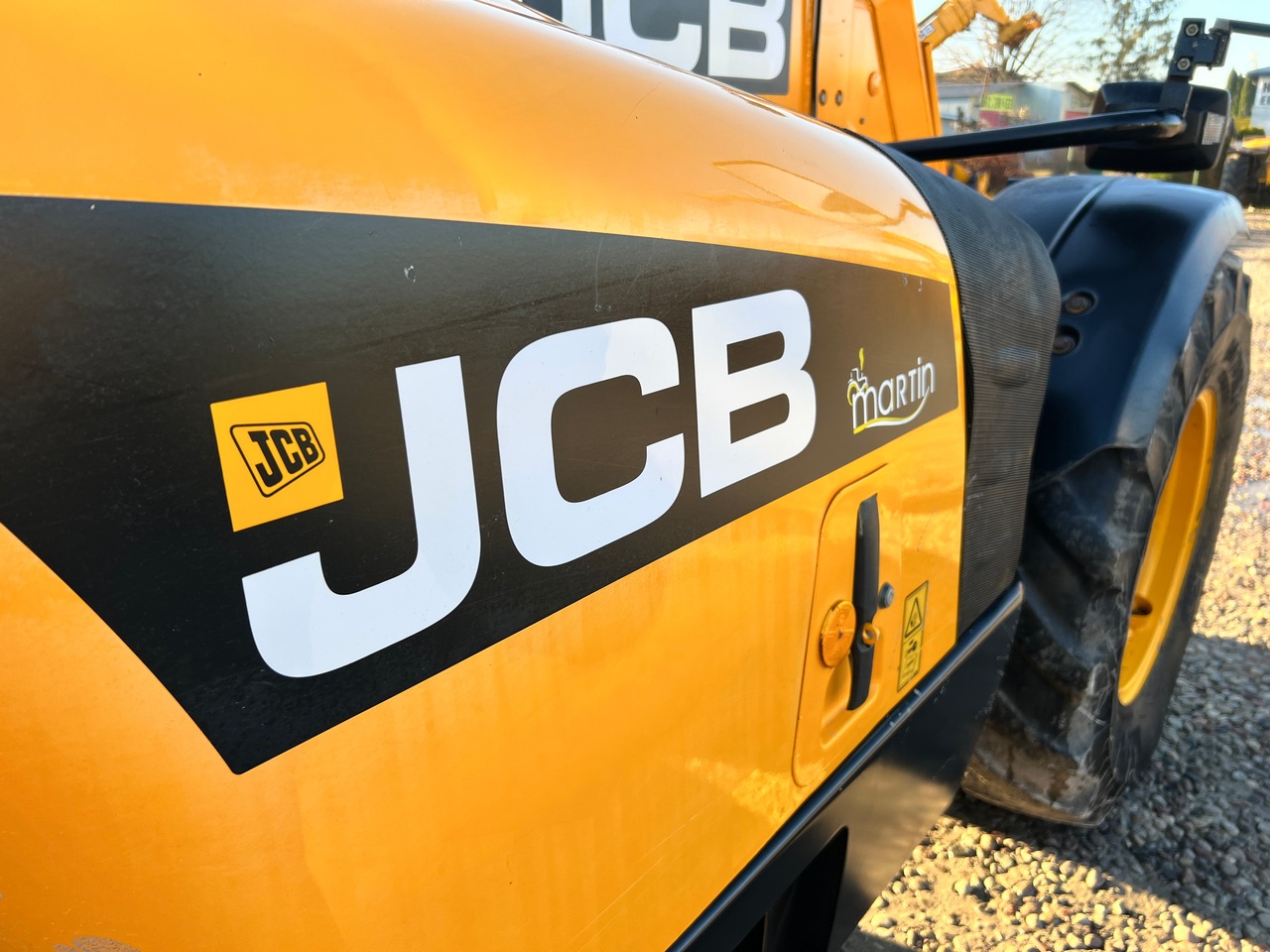 JCB541-70(16)