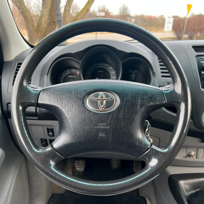 TOYOTA HILLUX (12)