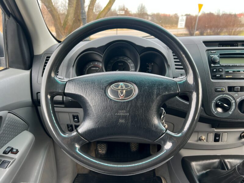 TOYOTA HILLUX (12)