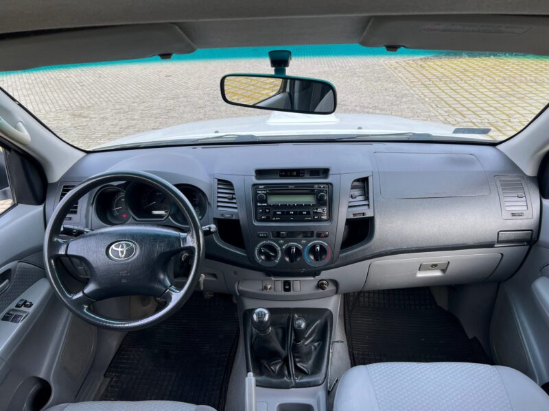 TOYOTA HILLUX (28)