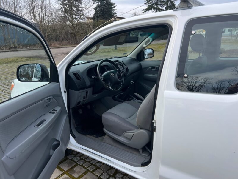 TOYOTA HILLUX (9)