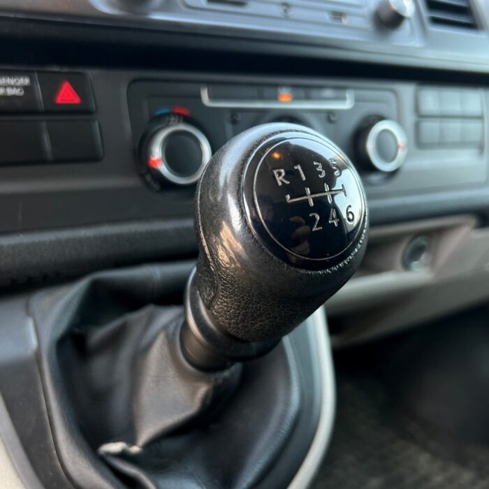 VOLKSWAGEN TRANSPORTER (10)