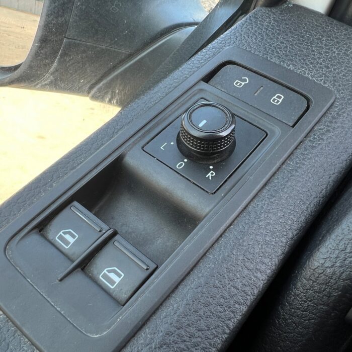 VOLKSWAGEN TRANSPORTER (24)