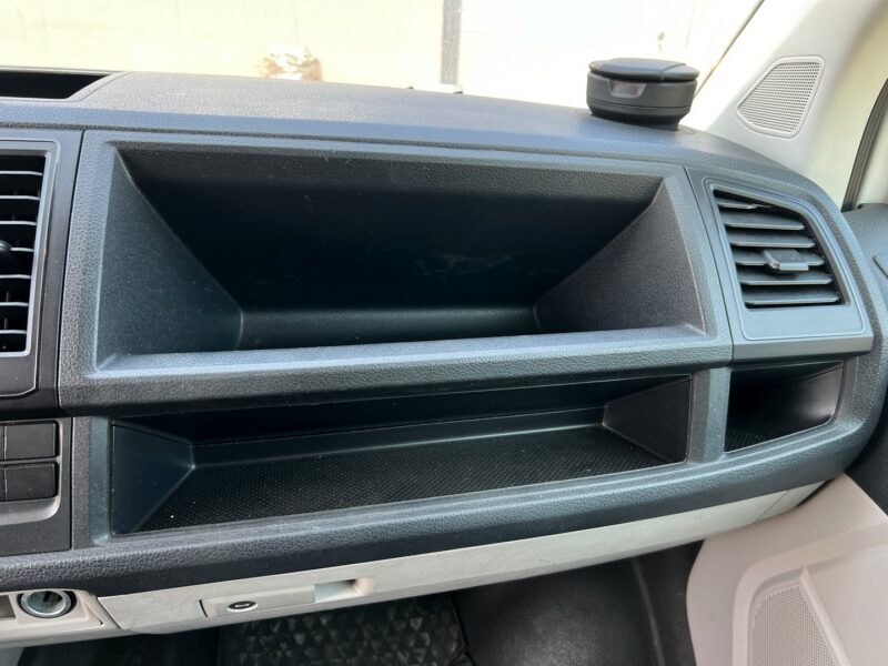 VOLKSWAGEN TRANSPORTER (9)